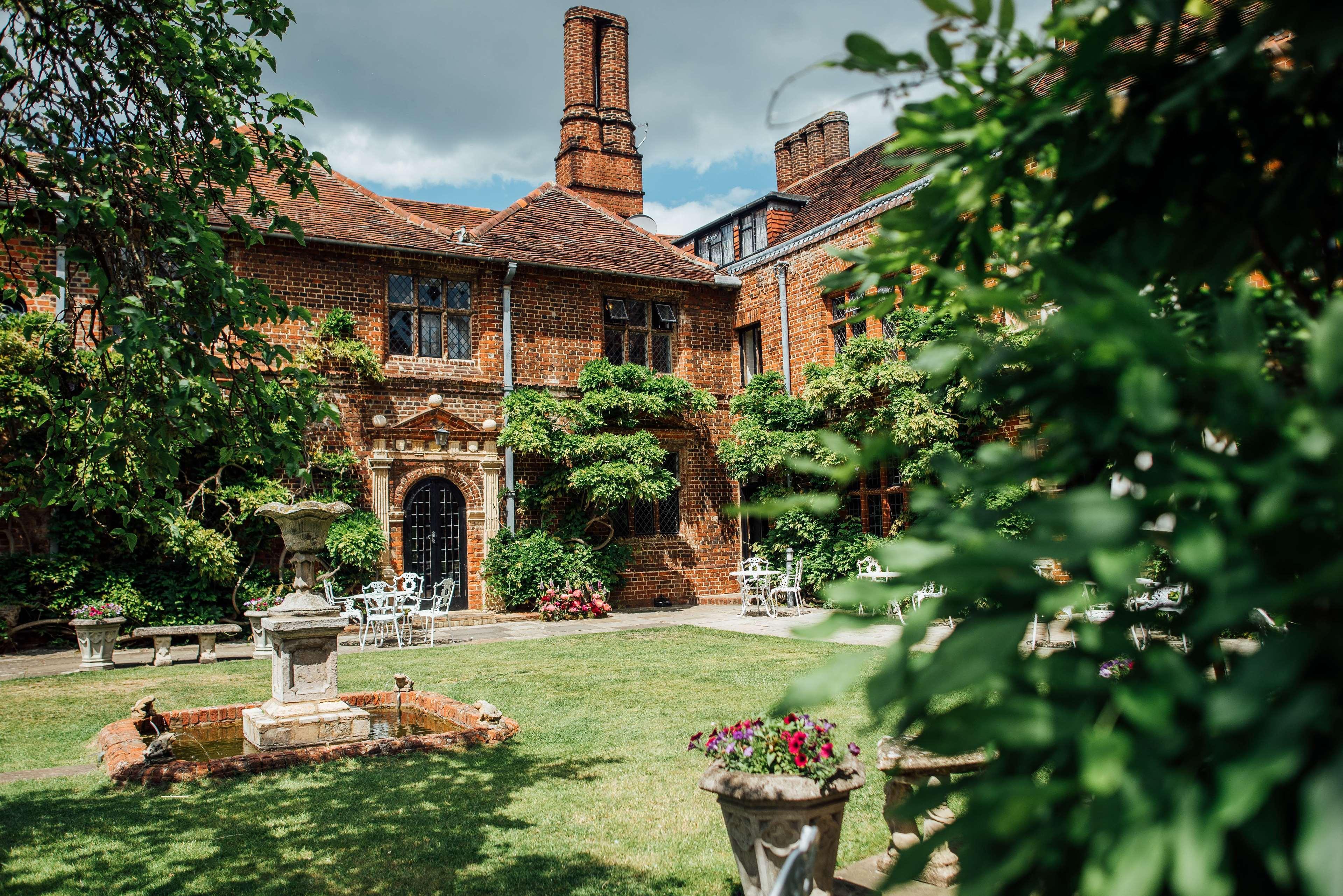 Seckford Hall Hotel & Spa Вудбридж Экстерьер фото